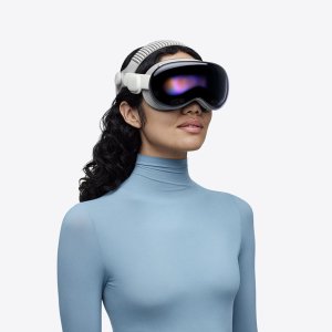 Apple-Vision-Pro-hero-251015.jpg