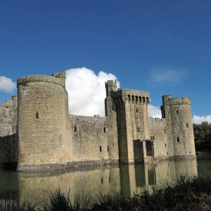 Castle and Moat at Bodiam.JPG