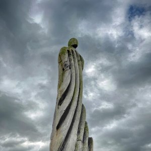 Walter Bailey Sculpture at Jeskyns (2008) small.jpg