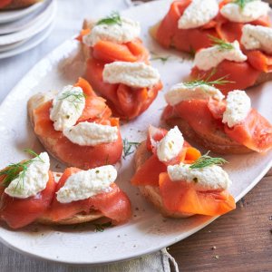 gerauecherter_Lachs_mit_Meerrettich.jpg