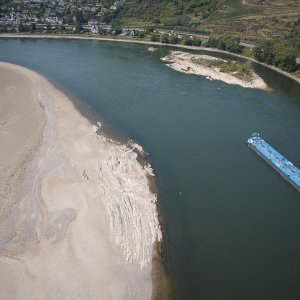 rhein-niedrigwasser-oberwesel-100.jpg