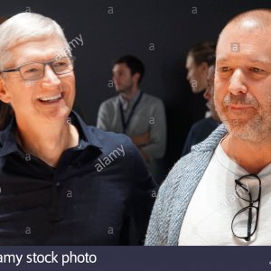 san-jose-usa-03rd-june-2019-apple-ceo-tim-cook-l-talks-to-head-of-design-jony-ive-at-wwdc-2019...jpg