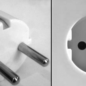 Schuko_plug_and_socket.png