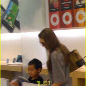 angelina-jolie-apple-store-kids-02.jpg