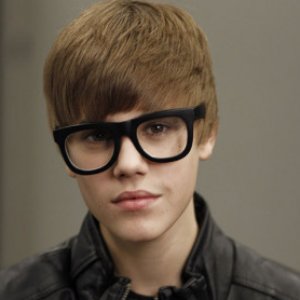 bieber_promotes_book_crop_370x278.jpg