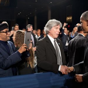 people_taking_photos_with_ipad_01.jpg