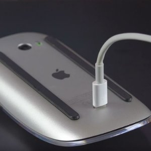 magic_mouse_2_charging.jpg