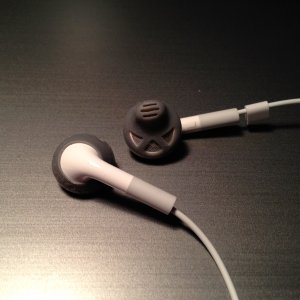 earbuds w: Earskinz.JPG