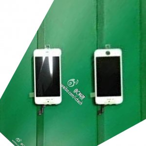 2iphones.jpg
