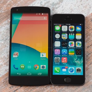 Google-Nexus-5-vs-Apple-iPhone-5s-001.jpg