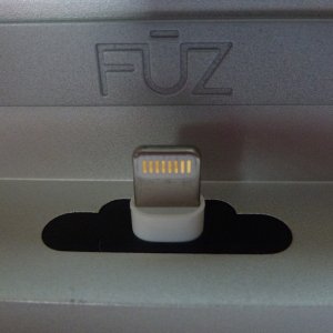 Fuz Everdock: Closeup of Lightning Cable.jpg