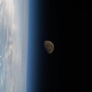 astronaut-earth-moonset.jpg