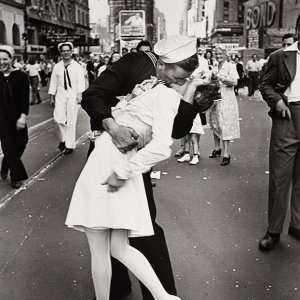 Alfred-Eisenstaedt-Kiss-in-Times-Square-photo.jpg