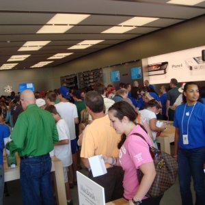 crowded-apple-store.jpg