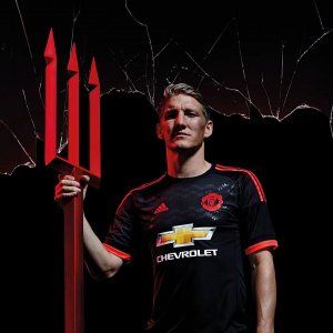 bastian-schweinsteiger-manchester-united-2015-16-adidas-third-kit-wallpapers.jpg
