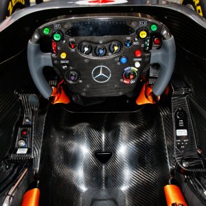 Cars_team_cockpit_formula_one_mclaren_f1_motorsport_racing_cars_2560x1600.jpg