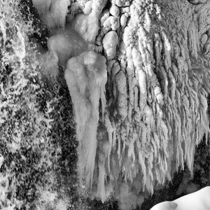 justsomeicicles1280bw.jpg