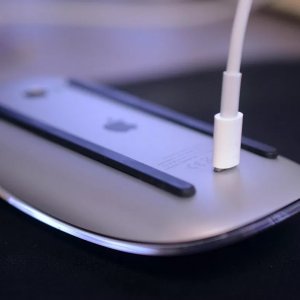 Apple_Magic_Mouse_Bad_Design_2.0.jpg