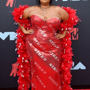 17836196-7407193-Not_looking_for_praise_Lizzo_31_pictured_at_the_MTV_Music_Awards-m-30_1567104...jpg