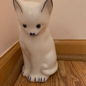 White cat statue.jpeg