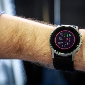 omron-healthcare-smart-watch-4048-002.jpg