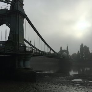 Hammersmith Bridge in the fog, 20151101.jpg