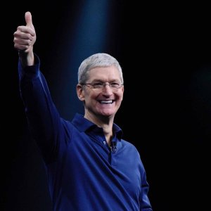 tim-cook-thumbs-up-smile.jpg