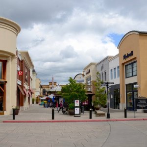 Bridgeport_Village_-_Tualatin,_Oregon_(2019).jpg