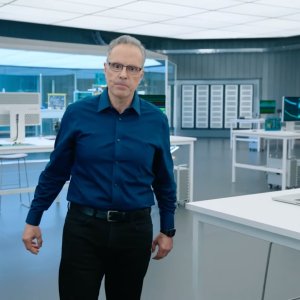 Apple-executive-Johny-Srouji-Senior-Vice-President-Hardware-Technologies-March-2022-event-M1-U...jpg