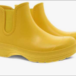 yellow boots.png