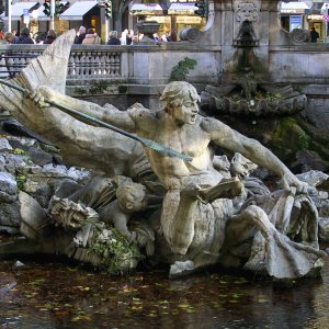 Tritonenbrunnen Dusseldorf.jpg
