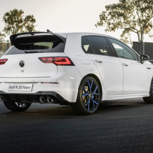 2023-Volkswagen-Golf-R-20-Years-003.jpg
