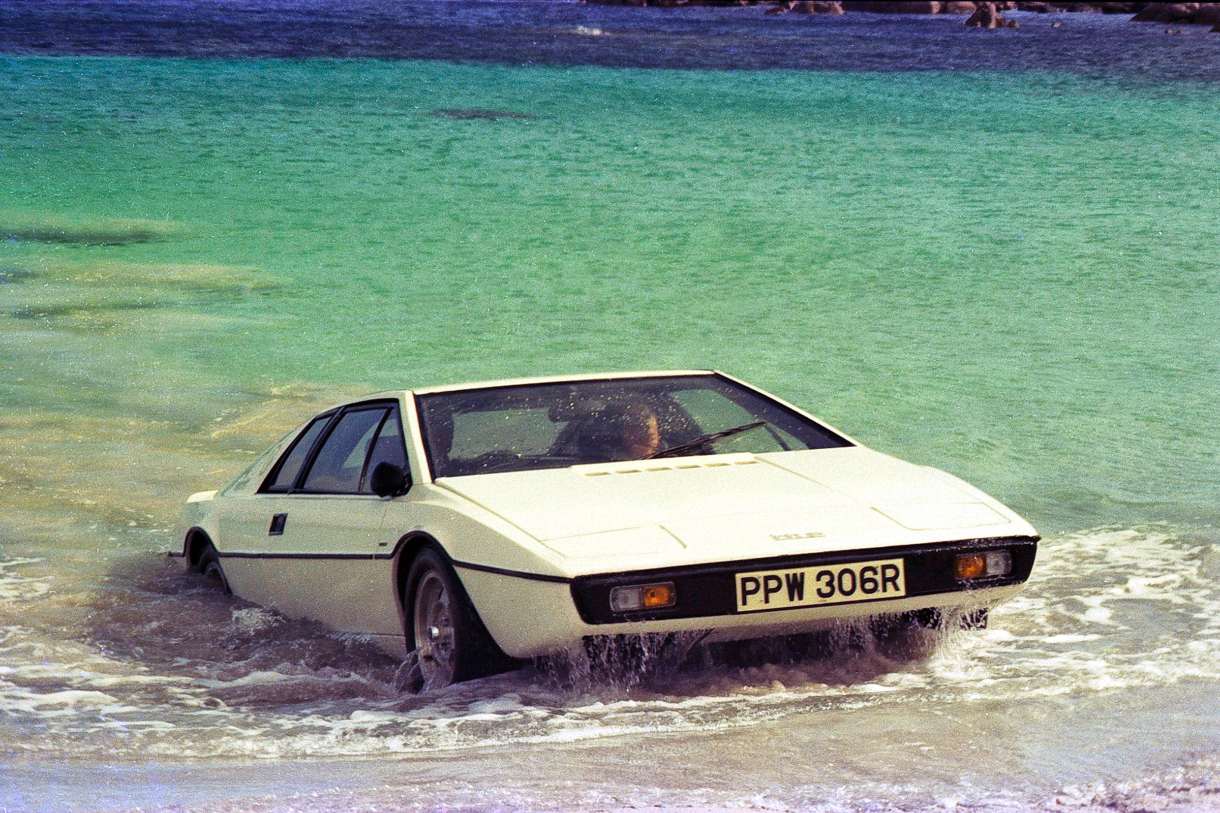 001933_y_bond-filming.jpg
