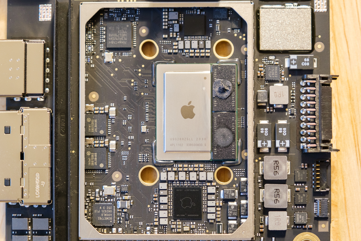 2020-m1-mac-mini-unboxing-processor-thunderbolt-4-controllers.jpg