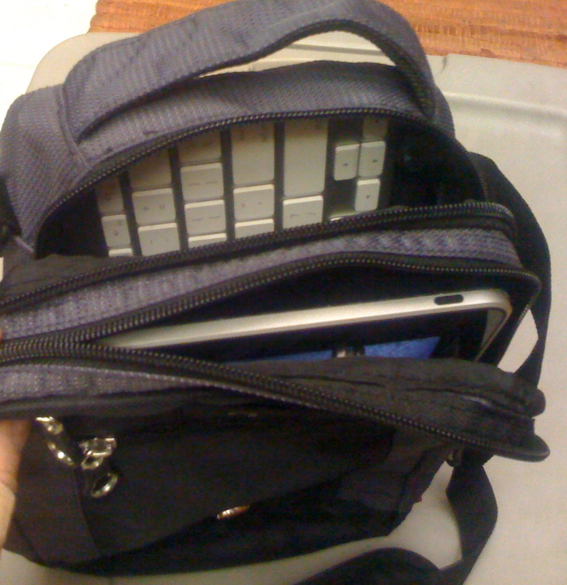 3-BagNearlyClosedKeybdandIpad.jpg