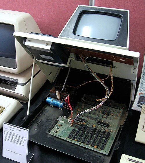 500px-Commodore_PET_2001_with_lifted_top.jpg