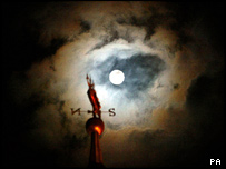 _41127368_moon203.jpg