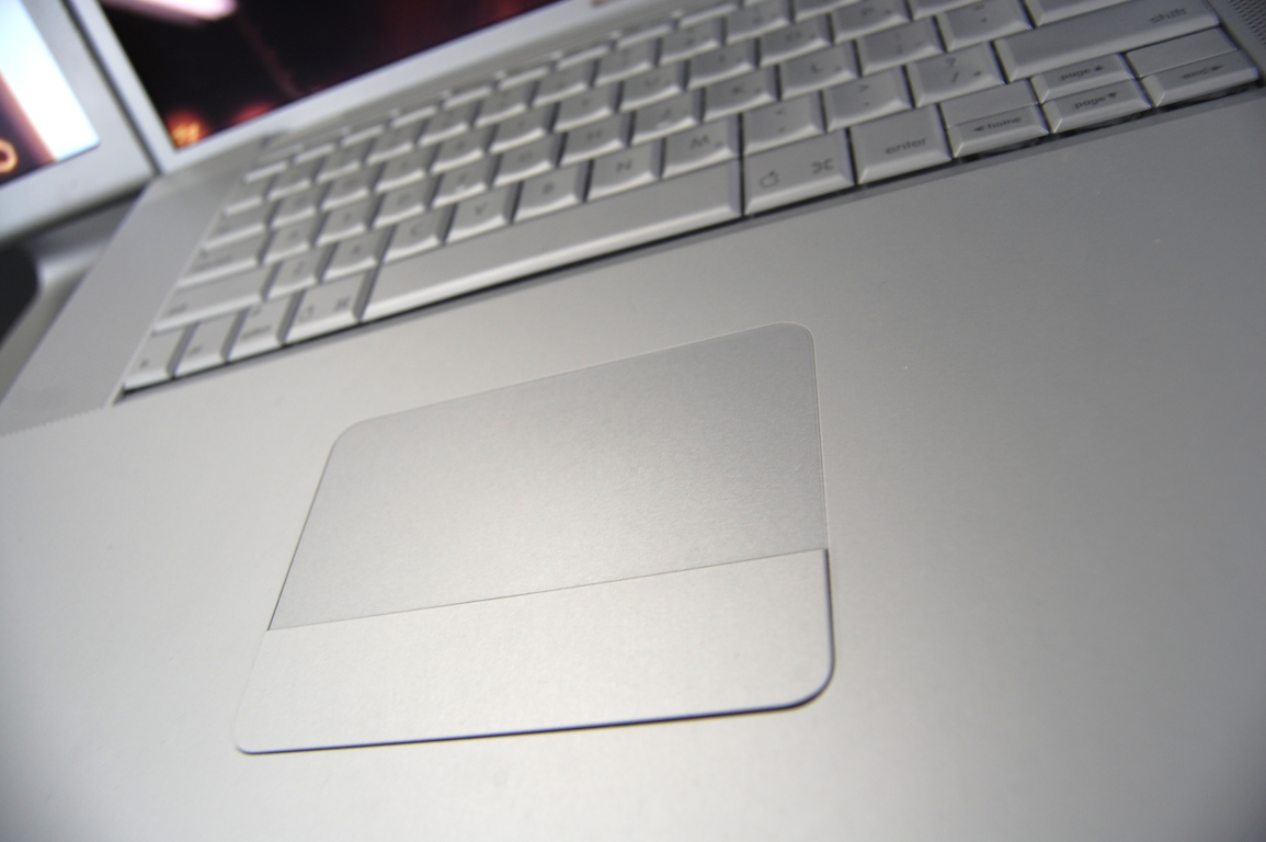 andoru_macbook_pro_30_trackpad1.jpg