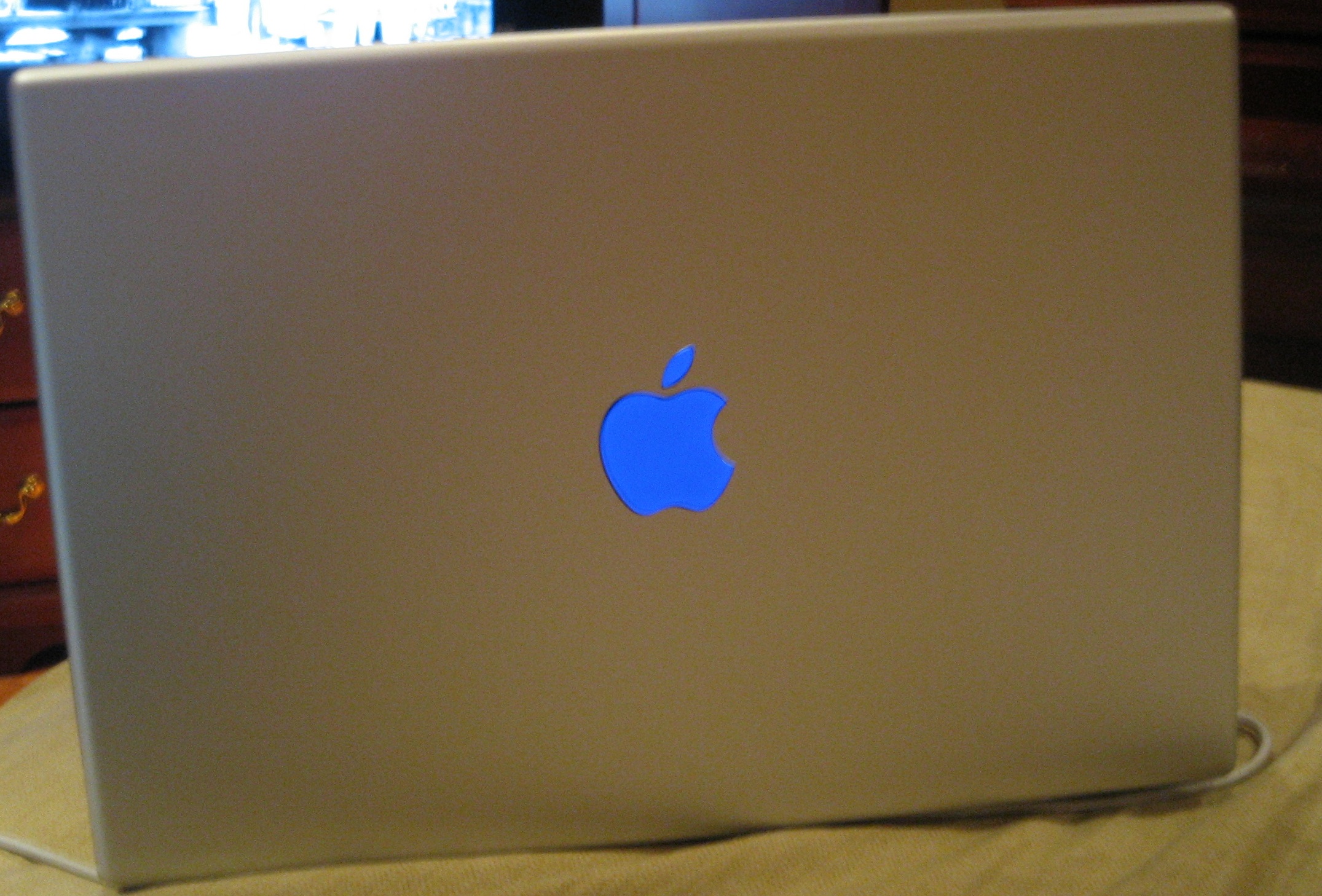 apple sticker1.jpg