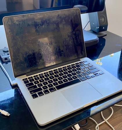 bad screen macboook pro.jpg