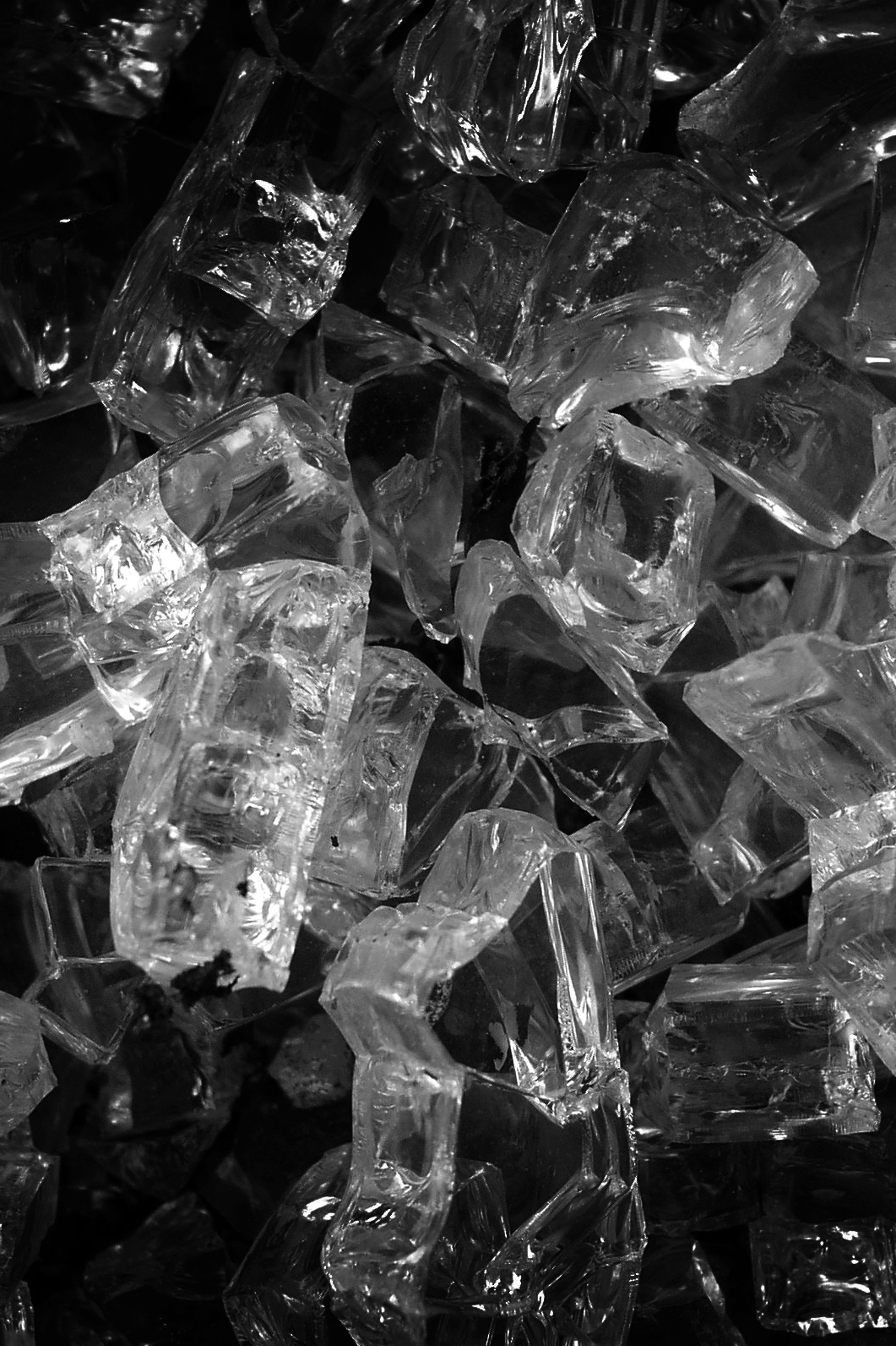 broken_glass_wallpaper_iphone.jpg