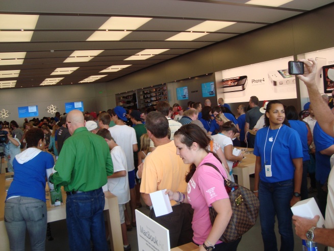 crowded-apple-store.jpg