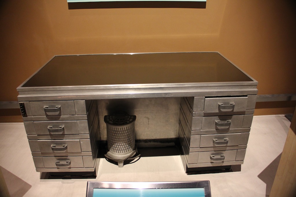 Desk 1043.jpg