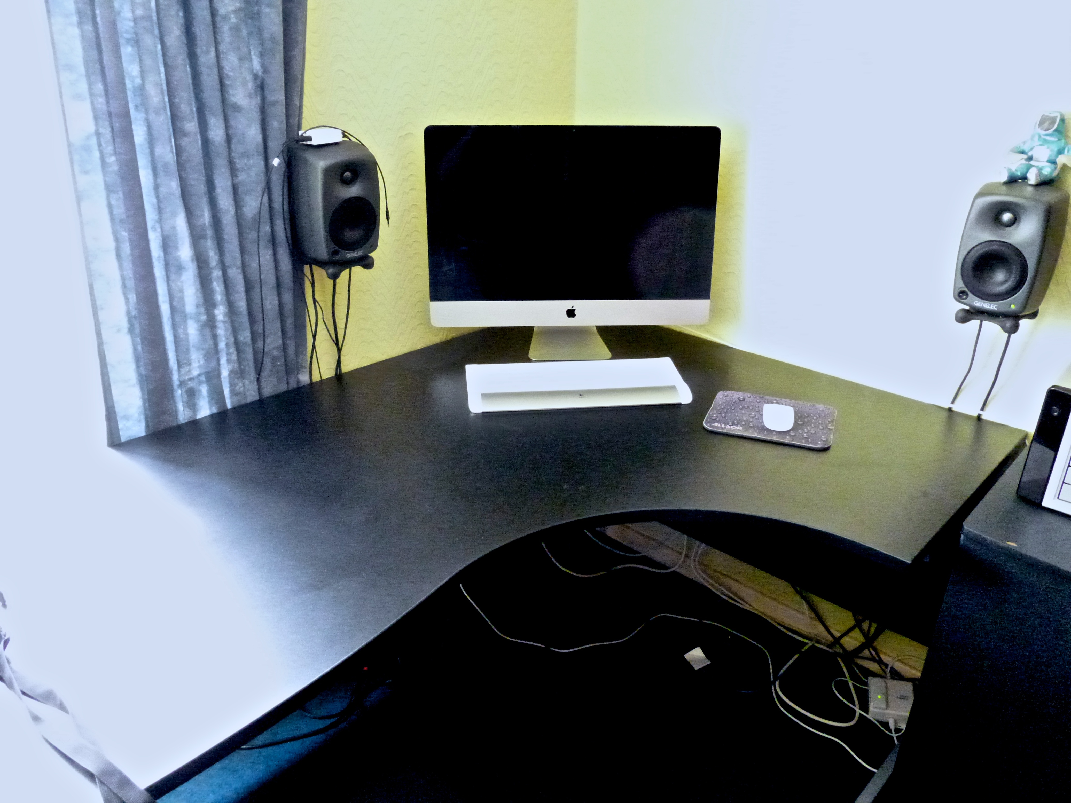 Desk.jpg