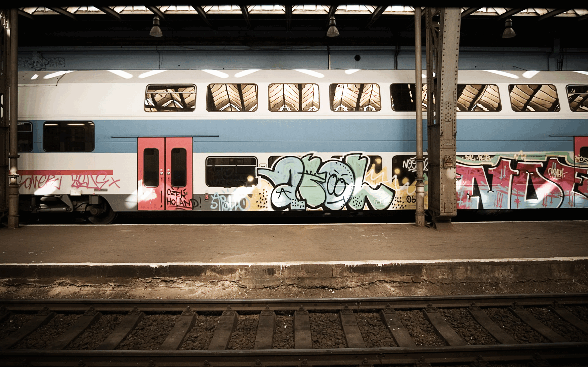 graffiti-on-train.gif