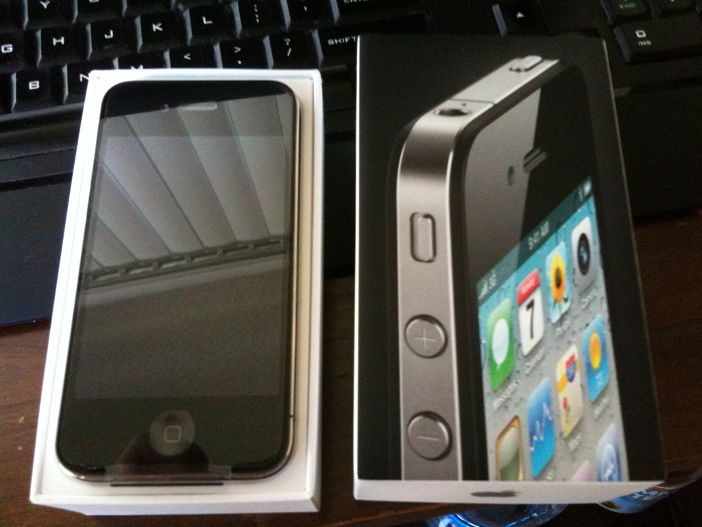 iP4unbox.jpg