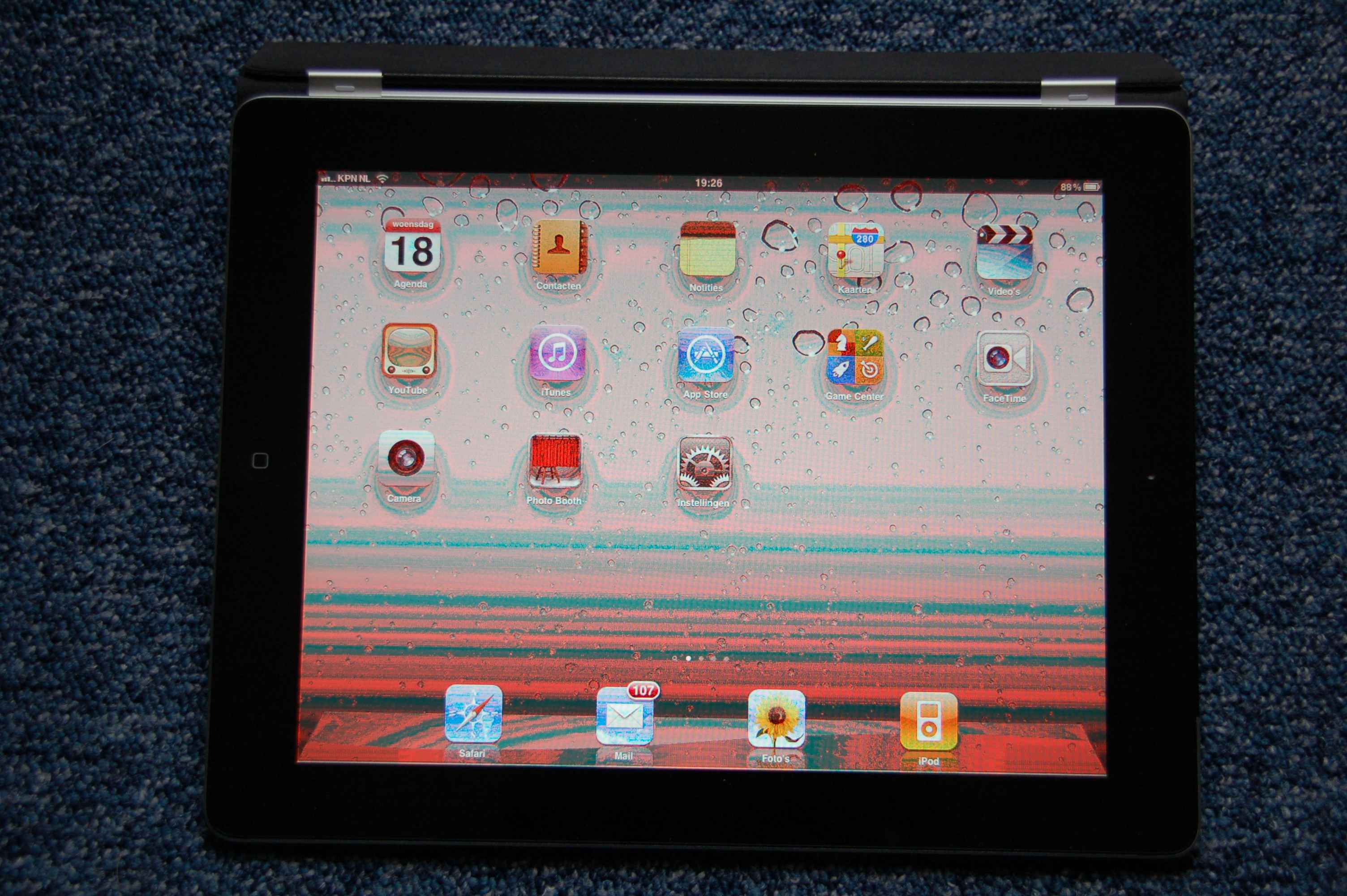 iPad2 screen with red color problem.JPG