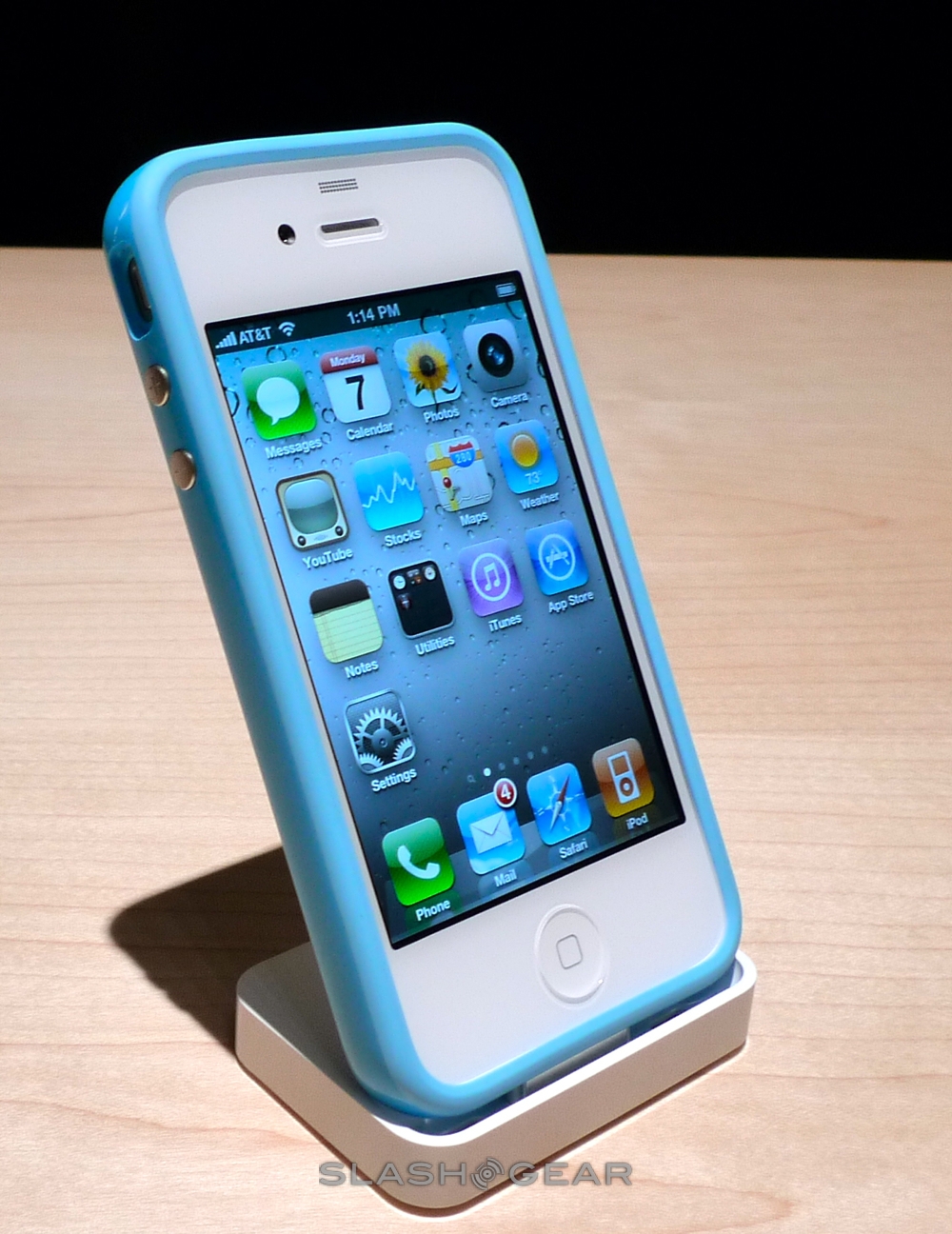 iphone-4-bumper-3-slashgear-.jpg