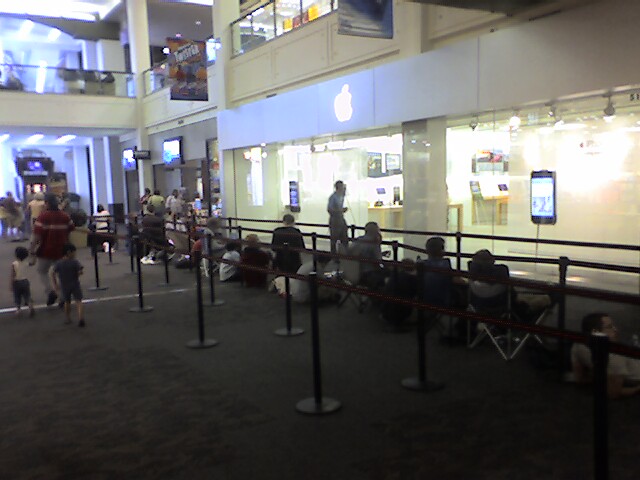 iPhone line at MOA.jpg