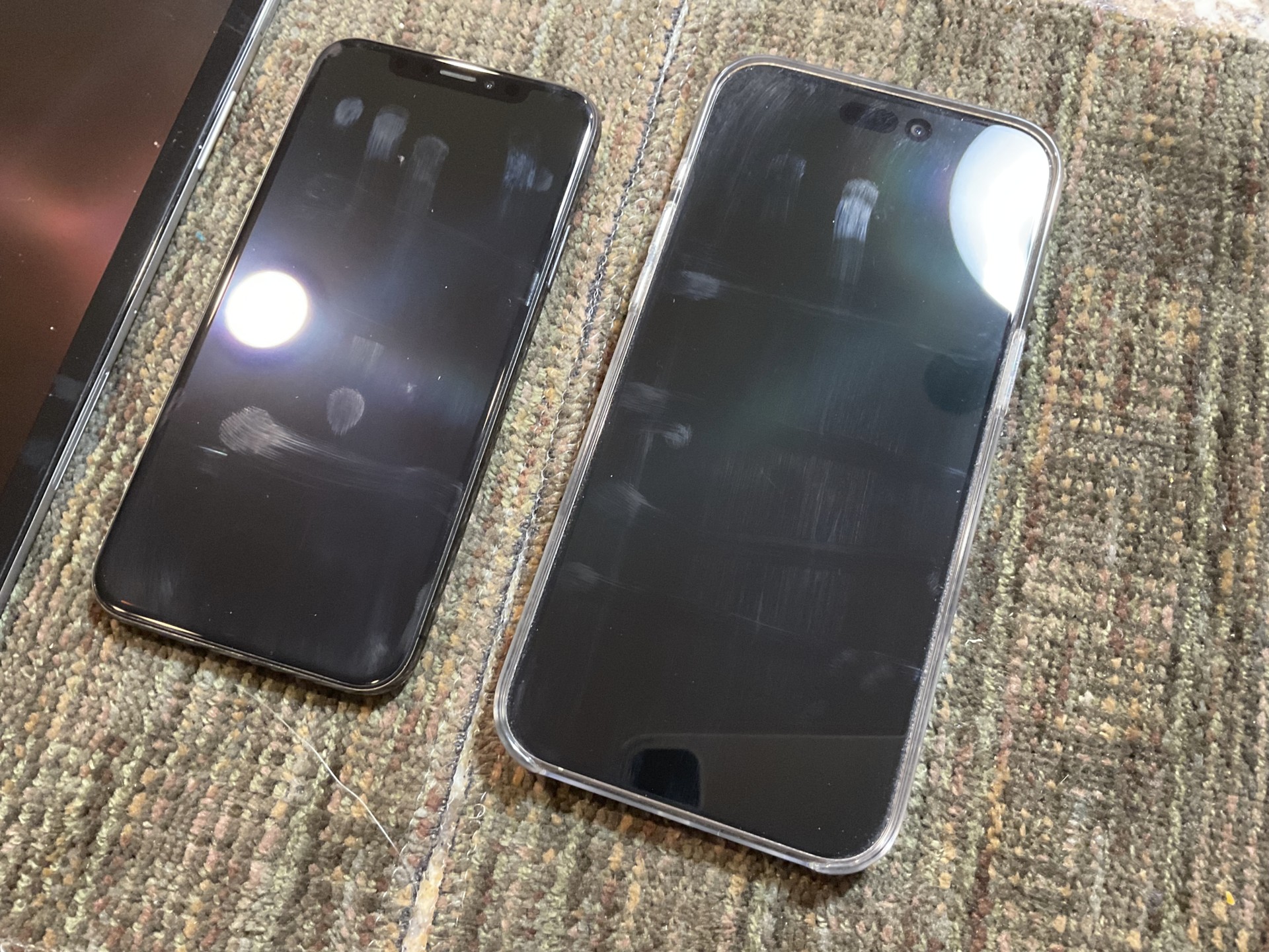 iPhones_dirty-screens.jpg